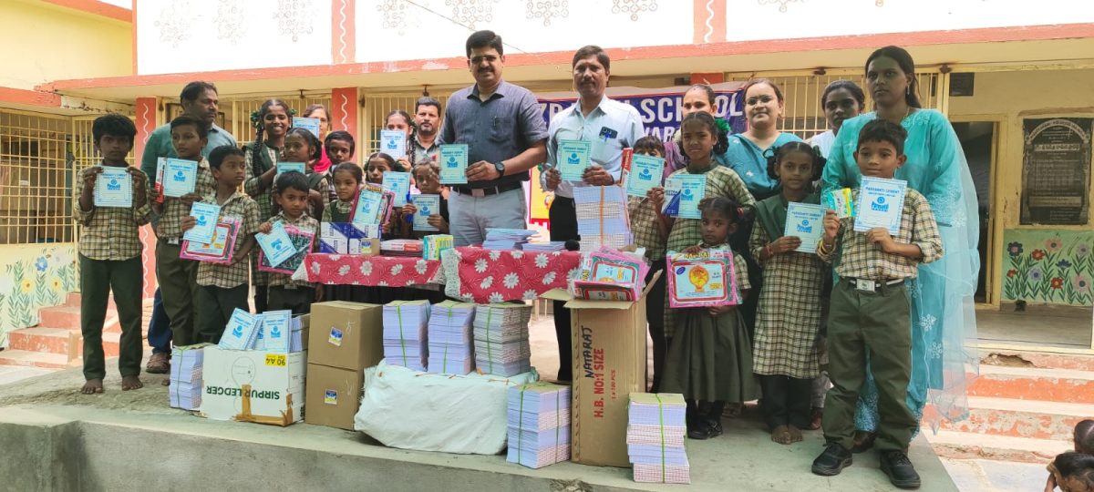 పరాశక్తి సిమెంట్ వైస్ ప్రెసిడెంట్ఎంఎస్ఎన్ రాజు 510 విద్యార్థులకు నోట్ బుక్స్ పంపిణీ