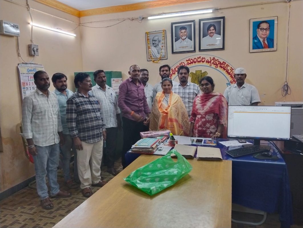 ఉత్తమ డిటి అవార్డును పొందిన వెంకటరమణ ను సన్మానిస్తున్న వీఆర్వోలు