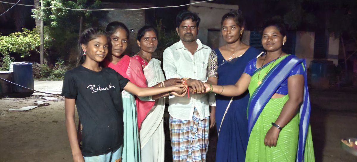 మదర్ ఫౌండేషన్ మల్లవరం అధ్యక్షులుకి సోదరులు రాఖీ