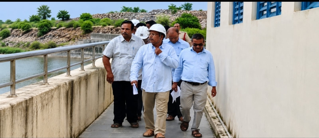 డ్యాం ను పరిశీలిస్తున్న, సీ ఈ, తిరుమల ప్రసాద్