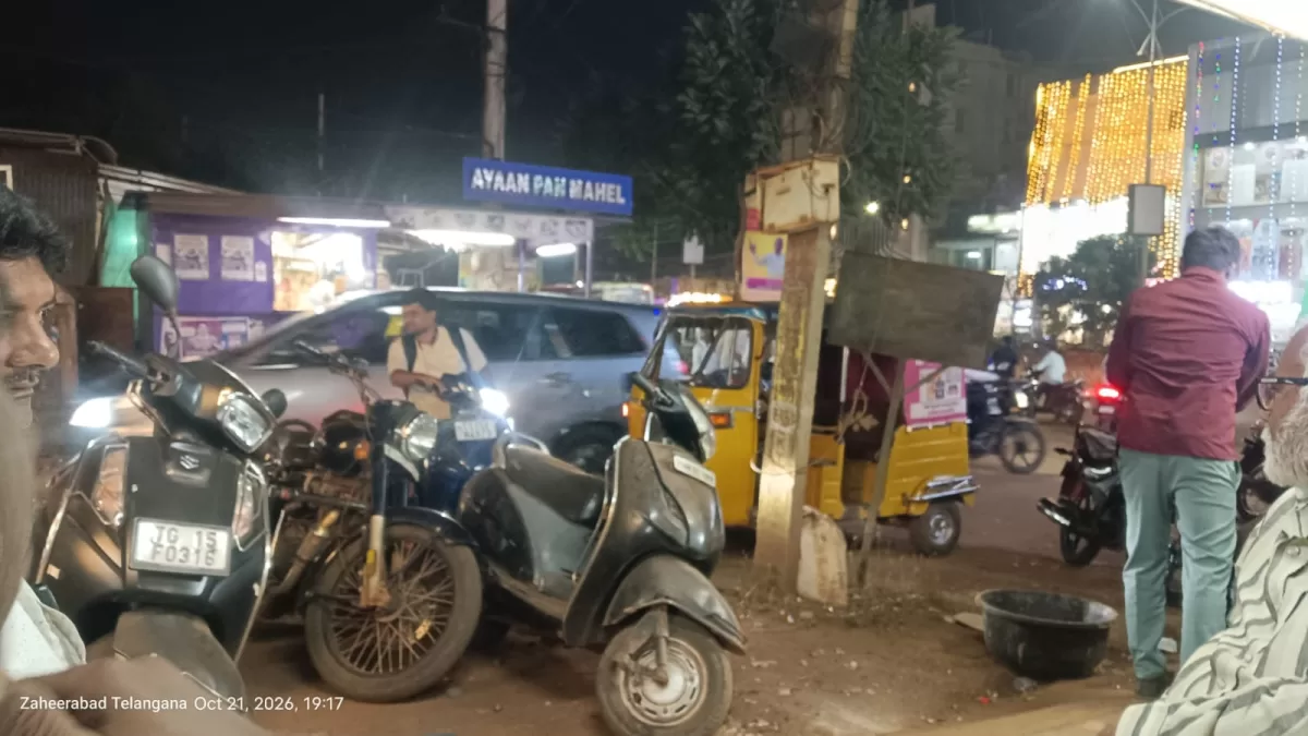 రోడ్డుపైన వాహనాలు ట్రాఫిక్కు ఇబ్బందులు జహీరాబాద్ ఆర్ఎంబి న్యూస్ ప్రతినిధి 23