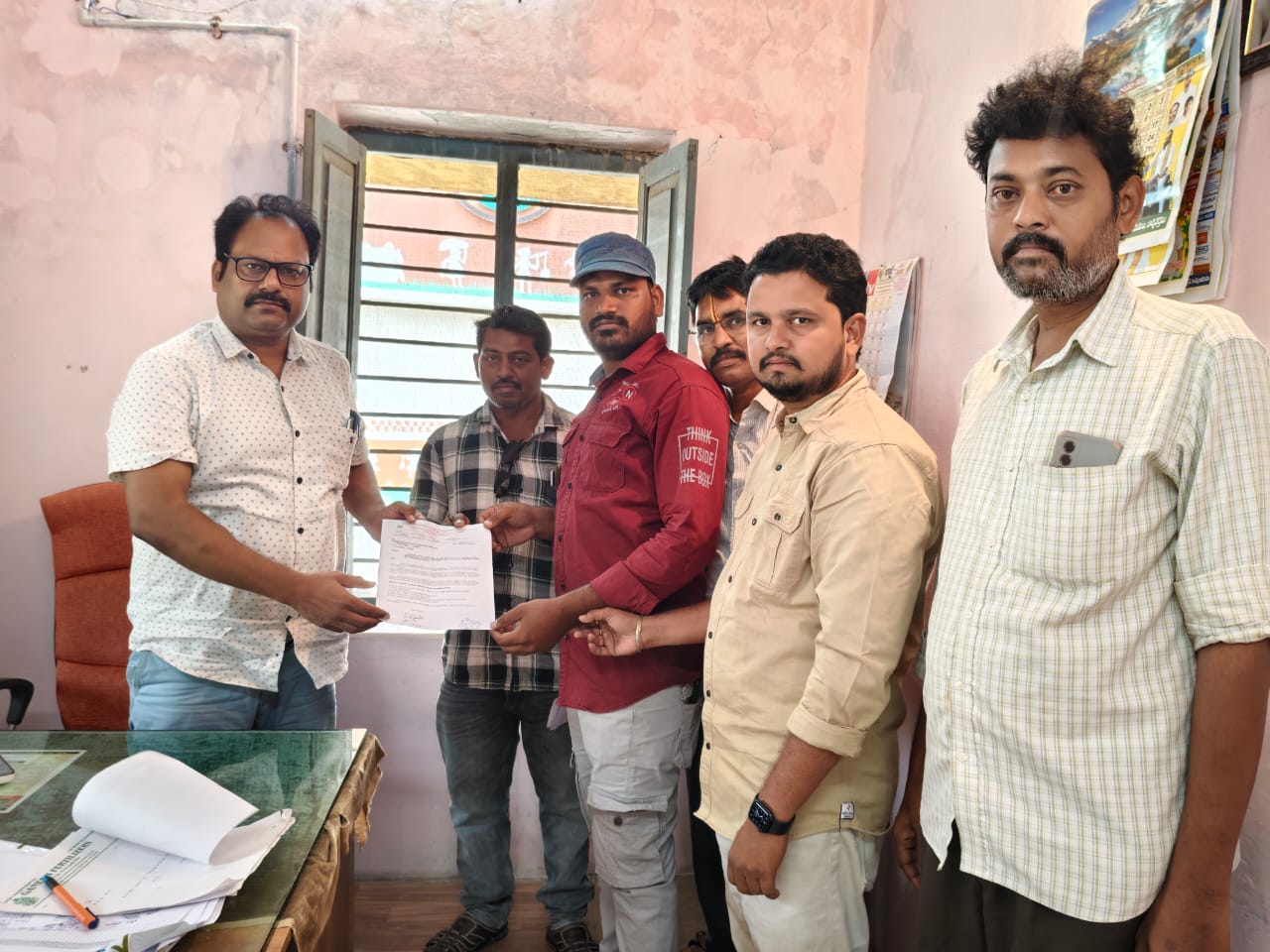వ్యవసాయ శాఖ ఏడీఏకి సమ్మె నోటీసు అందిస్తున్న ఎంపీఈవోలు