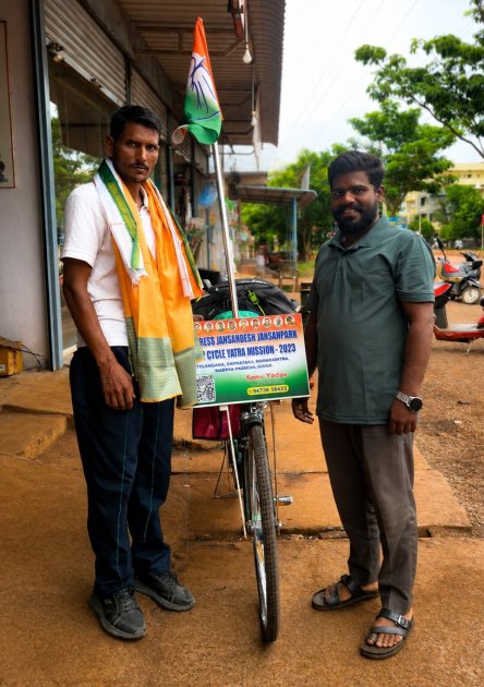 రంజోల్ వద్ద సైకిల్ యాత్రికుడిని సన్మానించిన యువజన కాంగ్రెస్ నాయకులు