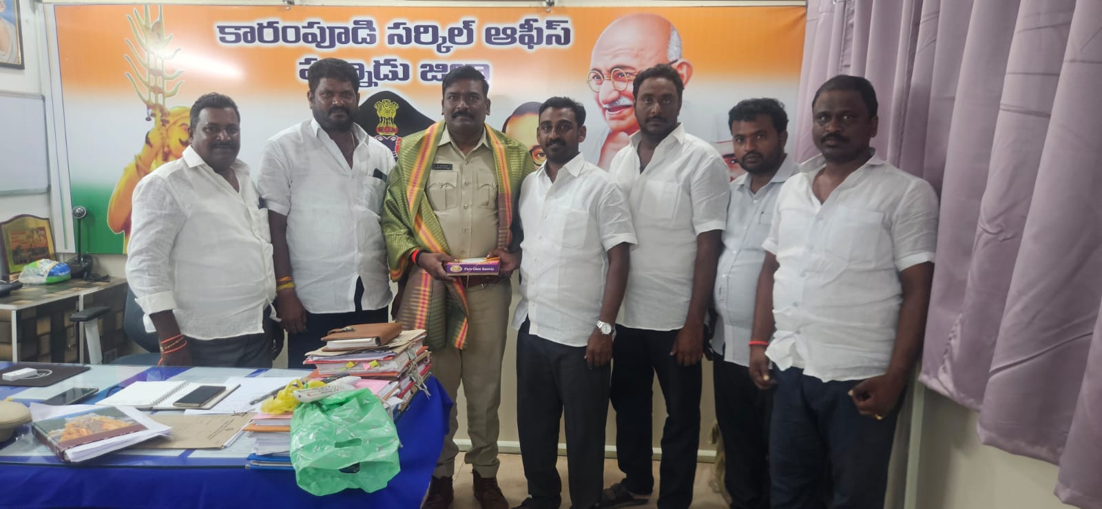 కారంపూడి, నూతన సీఐ,ను సన్మానిస్తున్న మండల టిడిపి నేతలు