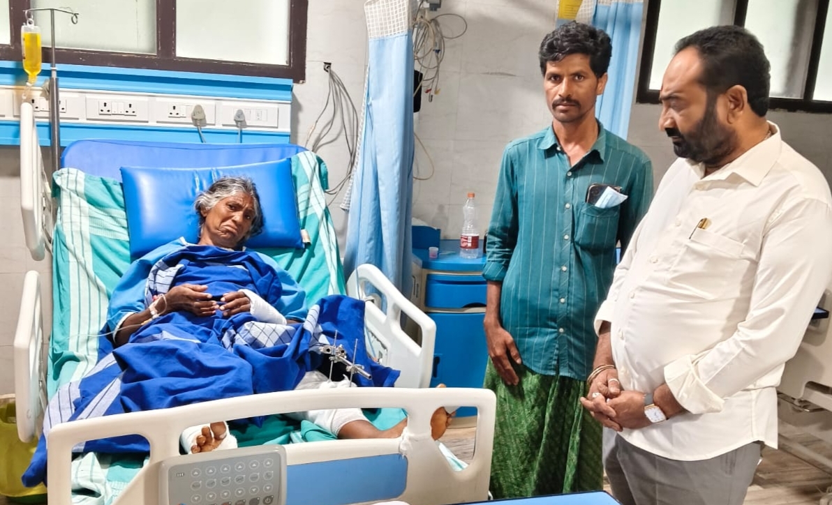 గాయపడి  చికిత్స పొందుతున్న పికిలిబాయిని పరామర్శిస్తూన ఎమ్మెల్యే