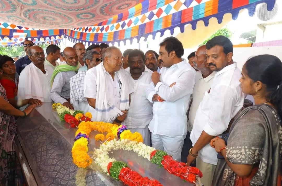 వైఎస్సార్‌సీపీ నాయకులు రాఘవరెడ్డి కన్నుమూత: నివాళులర్పచిన పిన్నెల్లి రామకృష్ణారెడ్డి