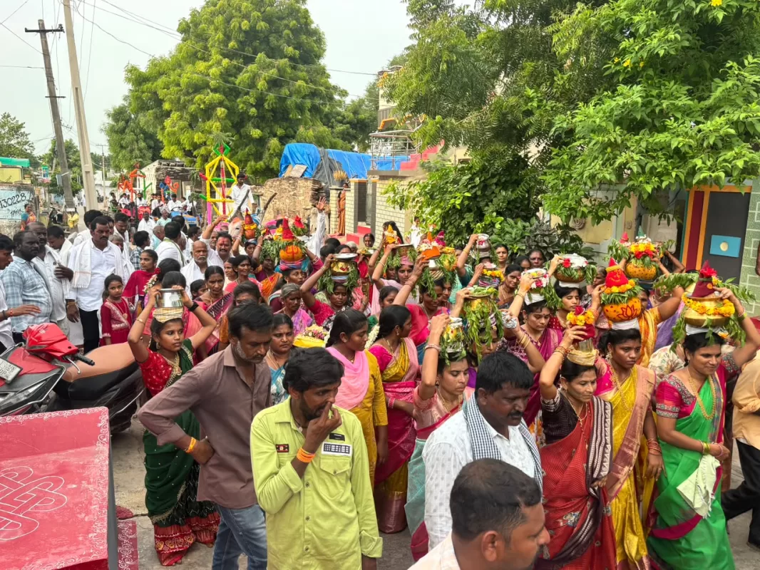 మేళ్లచెరువులో పసుపులేటి కుటుంబం ఆధ్వర్యంలో శ్రావణమాస బోనాల పండుగ...