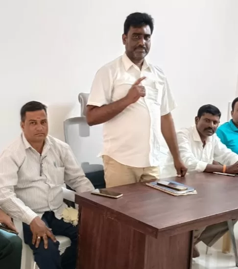 ప్రవీణ్ కు రత్తాన్ని అందజేస్తున్న కృష్ణమూర్తి ఆర్ఎంబి న్యూస్ ప్రతినిధి సెప్టెంబర్ 28